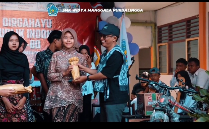 Pembagian hadiah SMK Wima